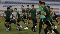 Timnas Indonesia U-22 menjajal lapangan Stadion Rizal Memorial, Manila, jelang bertempur di SEA Games 2019, Jumat (22/11/2019). (Bola.com/Muhammad Iqbal Ichsan)