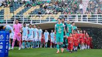 Para pemain dari Persebaya dan PSBS Biak keluar dari lorong jelang kick-off laga pekan ke-31 BRI Super League 2025/2026 di Stadion Gelora Bung Tomo, Surabaya, Jawa Timur, Sabtu (2/5/2026). (Dok. Persebaya)
