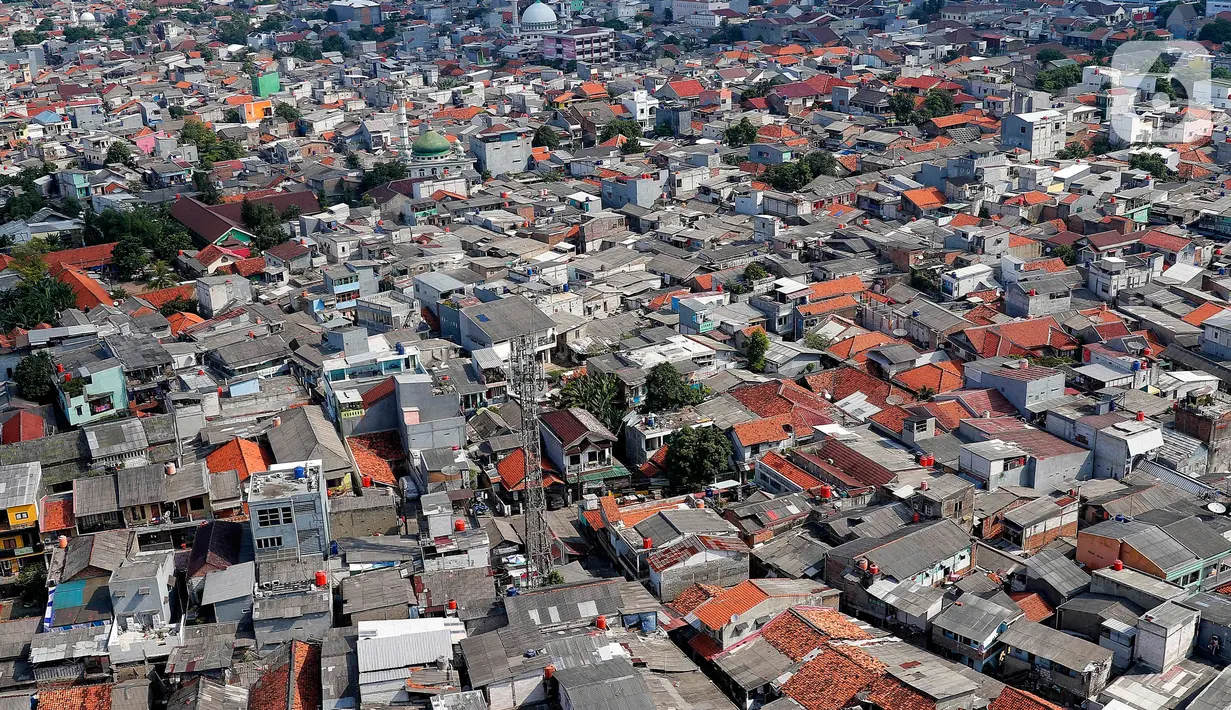 Suasana kawasan pemukiman padat penduduk di Jakarta, Kamis (3/8/2023). Berdasarkan data World Population Review, jumlah penduduk Jakarta sudah mencapai 11.248.839 jiwa. (Liputan6.com/Angga Yuniar)