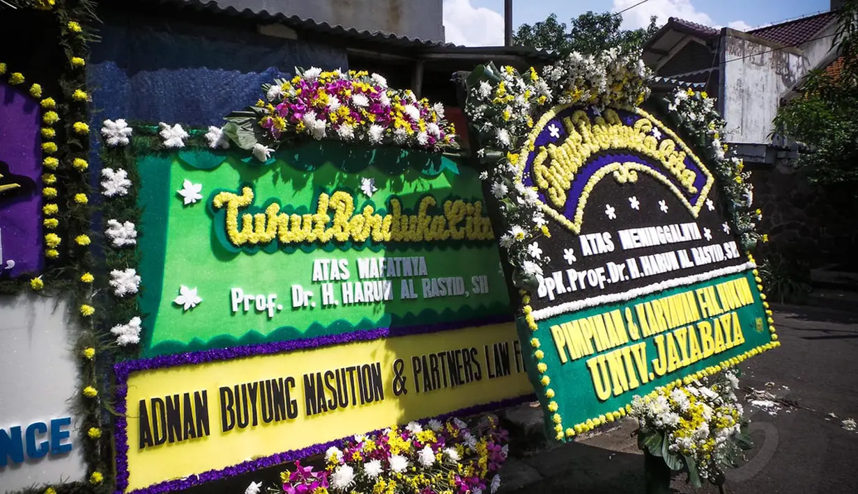 Sejumlah karangan bunga disampaikan beberapa kerabat sebagai tanda rasa duka atas wafatnya Guru Besar Hukum Tata Negara UI Prof Harun Al  Rasyid, (13/8/2014). (Liputan6.com/Faizal Fanani)