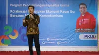 Pendiri Yayasan Bagak Bane Raja Manalu menyerahkan beasiswa di Sumatera Utara. (Istimewa)