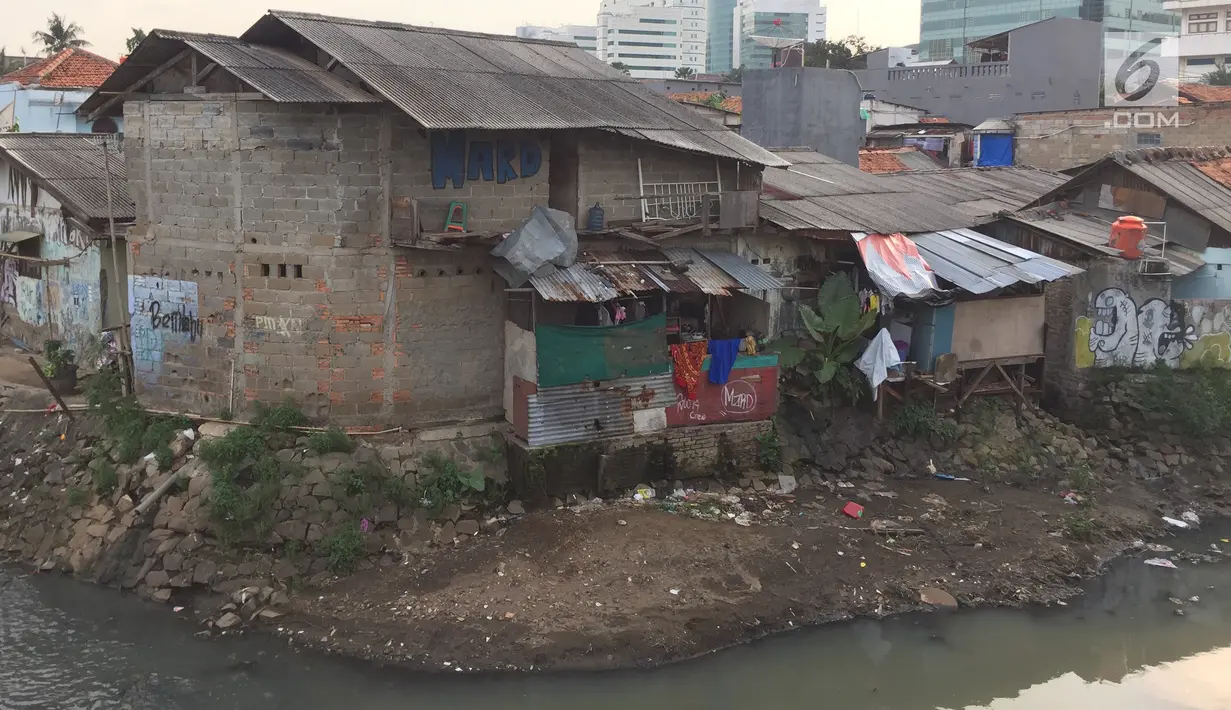 Kondisi pemukiman kumuh yang bersebelahan dengan aliran sungai di kawasan Kuningan, Jakarta, Jumat (2/2). Wakil Gubernur DKI Jakarta, Sandiaga Uno yakin target tersebut akan tercapai. (Liputan6.com/Immanuel Antonius)