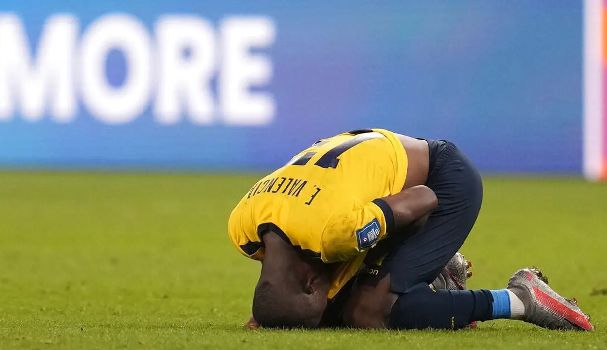 Pemain Ekuador, Enner Valencia, tertunduk lesu usai ditaklukkan Senegal pada laga Grup A Piala Dunia di Stadion Khalifa, Doha, Selasa (29/22/2022). (AP/Natacha Pisarenko)