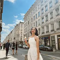 Jangan lupa bawa dress putih untuk gaya liburan trendi seperti Anya Geraldine