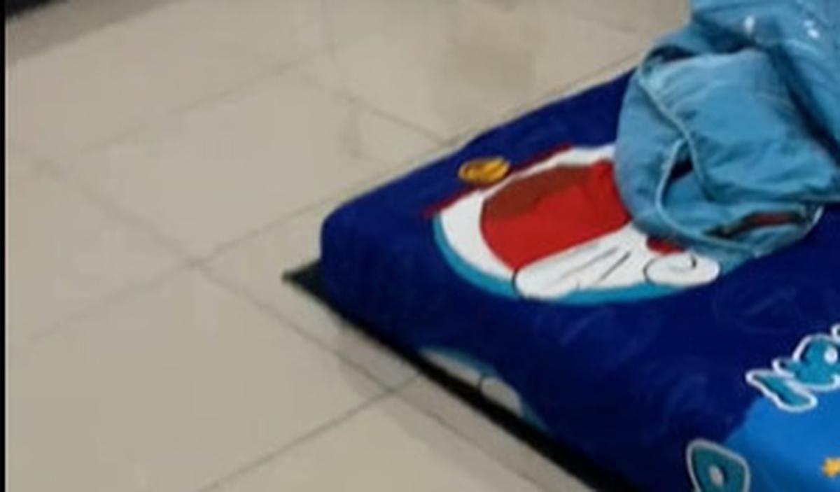 Seorang pria yang baru pulang kerja hingga larut malam dibuat tersenyum lantaran aksi sang istri.<br>