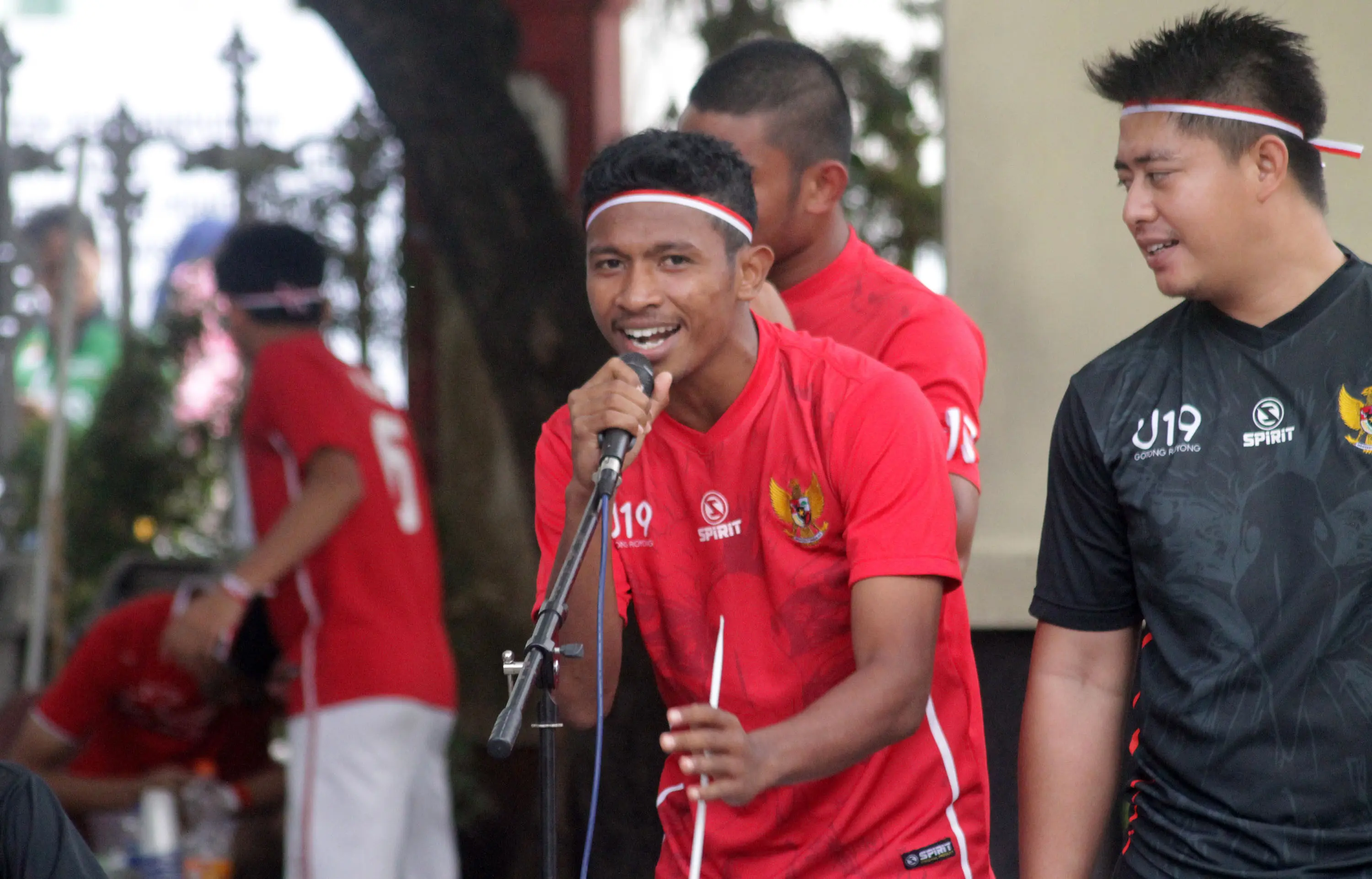 Pemain Timnas Indonesia U-19 asyik mengikuti aneka perlombaan 17-an di Yogyakarta, Kamis (17/8/2017). (Bola.com/Ronald Seger)