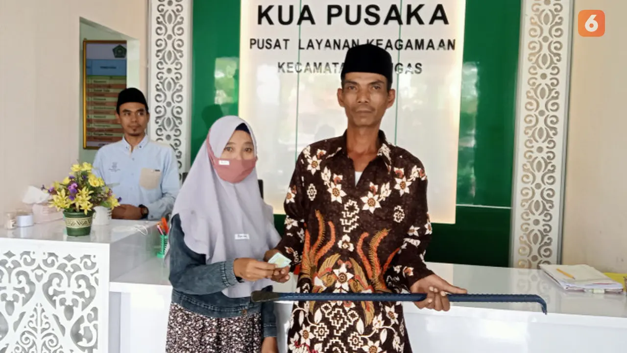 Sumiati dan Samsul Mukmin menikah dengan Mahar Linggis (Liputan6.com/Istimewa)