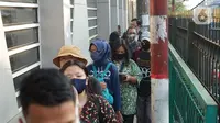 Calon penumpang antre masuk ke dalam Stasiun Citayam, Depok, Jawa Barat, Senin (8/6/2020). Memasuki fase PSBB proporsional menuju new normal Kota Depok, stasiun ramai dipadati penumpang yang kini mulai beraktivitas kembali. (Liputan6.com/Immanuel Antonius)