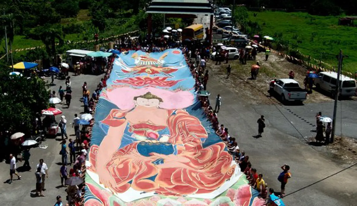 Umat Buddha Myanmar meyakini bahwa 'ritual sunning Buddha' untuk menyerap kekuatan dari matahari dan memperoleh perdamaian, harmoni, keberhasilan dan kesehatan, Selasa (13/05/2014) (AFP Photo/Manan Vatsyayana)