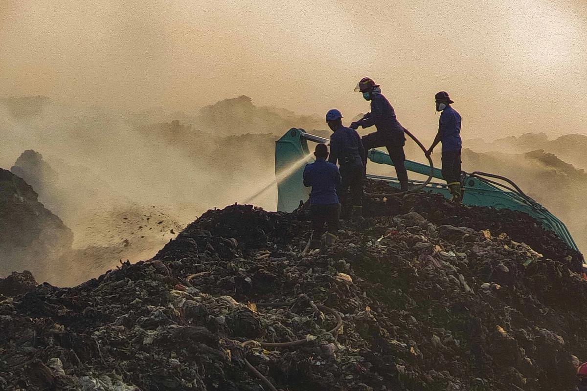 FOTO: Pemadaman TPA Jatiwaringin Memasuki Hari Keempat