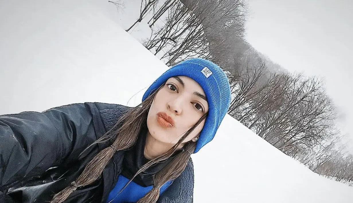 Nia Ramadhani juga pernah mengunggah foto kala dirinya bermain ski. Ia kenakan topi bernuansa biru neon yang penuh gaya. [Foto: Instagram/ Nia Ramadhani]