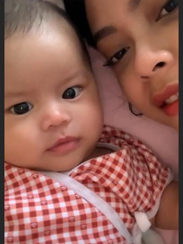 Sakina Tama dan Salima Anak Gista Putri (Sumber: Instagram/sakinatama)