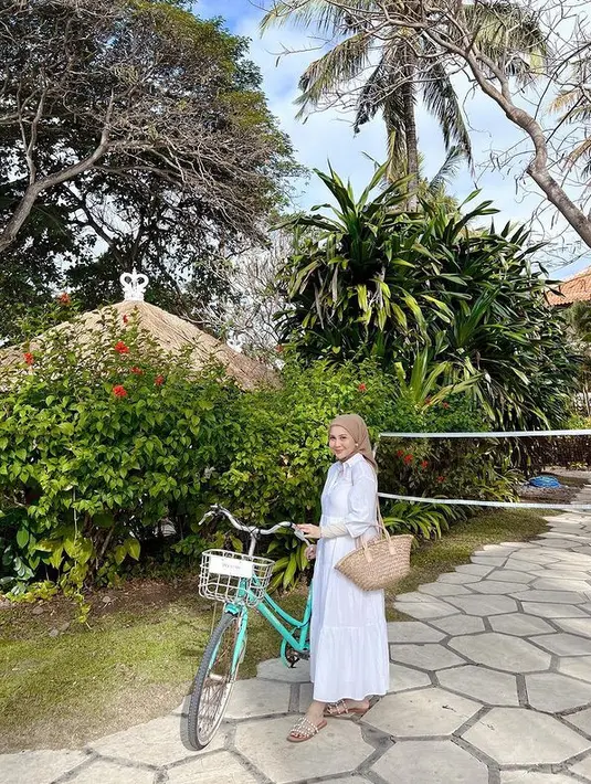 Kembali dengan nuansa netral, Kesha Ratuliu memadukan warna putih dan nude. Kali ini ia mengenakan dress drapery berwarna putih dengan hijab berwarna nude yang memiliki tone sedikit lebih tua. (instagram/kesharatuliu05)