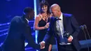 Aktor Inggris Idris Elba (kiri) memberi selamat kepada Zinedine Zidane setelah meraih penghargaan pelatih terbaik pada acara The Best FIFA Football Awards 2017 di London, Inggris (23/10). (AFP Photo/Ben Stansall)