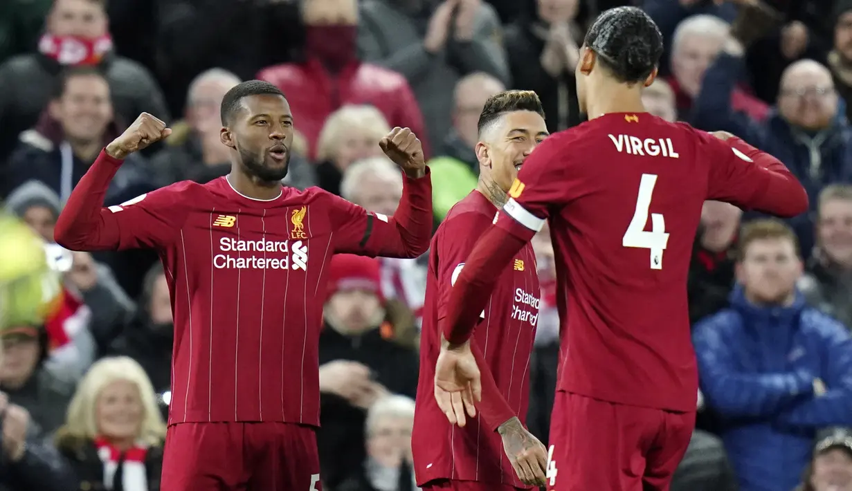 Gelandang Liverpool, Georginio Wijnaldum, melakukan selebrasi usai membobol gawang West Ham United pada laga Premier League di Stadion Anfield, Inggris, Selasa (25/2/2020). Liverpool menang dengan skor 3-2. (AP/Jon Super)