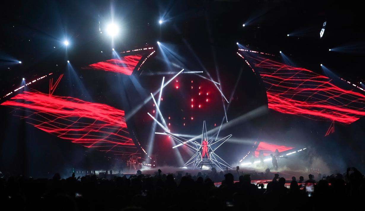 Aksi panggung Katy Perry saat tampil di Capitol One Arena di Washington (25/9). Tidak hanya tampil menawan, tata panggung konser Katy Perry juga berhasil puaskan penonton. (Brent N. Clarke /Invision/AP)