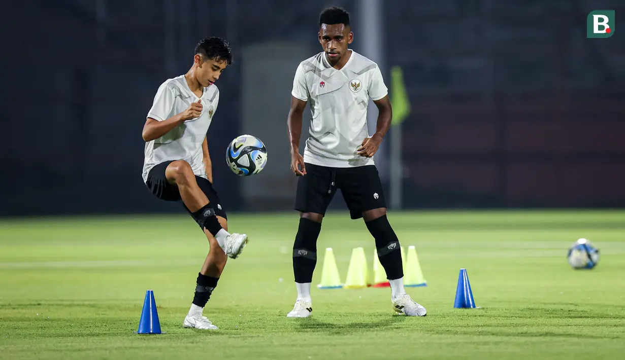 Pemain Timnas Indonesia U-17, Amar Brkic (kiri) mengontrol bola saat bermain games bersama Iqbal Gwijangge melakukan latihan resmi menjelang laga perdana mereka di Piala Dunia U-17 2023 yang berlangsung di Stadion Gelora 10 November 2023, Surabaya, Kamis (09/11/2023). (Bola.com/Bagaskara Lazuardi)