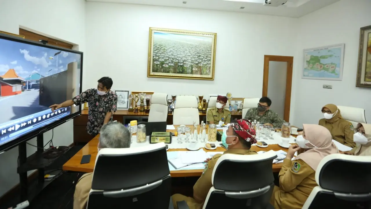 Bupati Banyuwangi Ipuk Fiestiandani melihat pemaparan pembangunan pengelolaan sampah terpadu (Istimewa)
