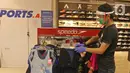 Pekerja merapikan pakaian di Mall Margo City, Depok, Jawa Barat, Selasa (9/6/2020). Pusat perbelanjaan atau mal di Kota Depok akan mulai dibuka pada 16 Juni 2020 dengan menerapkan sejumlah aturan protokol kesehatan yang ketat. (Liputan6.com/Herman Zakharia)