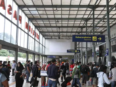 Sejumlah calon penumpang mengantre untuk memasuki rangkaian kereta api Airlangga yang berhenti di Stasiun Pasar Senen, Jakarta, Minggu (10/4/2022). Memasuki pekan kedua Ramadhan, gelombang arus mudik di Stasiun Pasar Senen mulai terlihat. (Liputan6.com/Herman Zakharia)