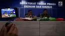 Direktur Tipideksus Bareskrim Mabes Polri, Brigjen Agung Setya didampingi Kasubdit I Dittipideksus Bareskrim Polri Kombes Hengki Haryadi memberi keterangan saat jumpa pers di Gedung Bareskrim, Jakarta, Jumat (25/8). (Liputan6.com/Johan Tallo)
