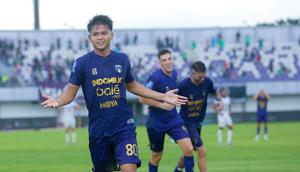 Selebrasi striker Persita Tangerang, Hokky Caraka usai mencetak gol dengan tendangan salto ke gawang Persik  Kediri dalam laga pekan ke-15 BRI Super League 2025/2026 di Indomilk Arena, Minggu (21/12/2025). (Bola.com/M. Iqbal Ichsan)