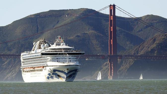 Kapal pesiar Grand Princess melewati Golden Gate Bridge ketika dalam perjalanan menuju San Fransisco dari Hawaii. (Scott Strazzante/San Francisco Chronicle via AP)