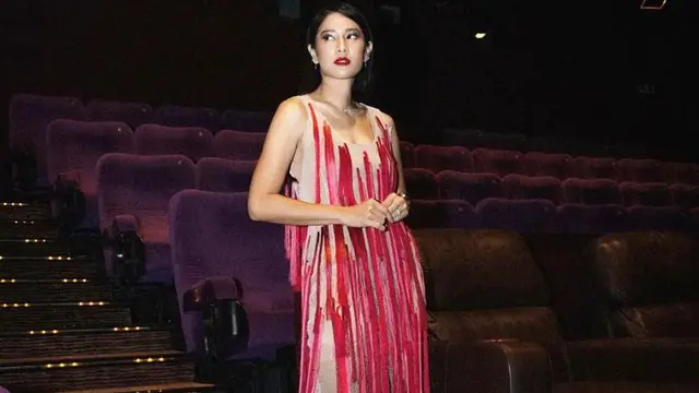Pesona Garang Dian Sastro Sang Dewi Api Kenakan Gaun Nuansa Merah di Gala Premiere Sri Asih