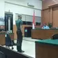 Terdakwa mutilasi wanita di Kabupaten Musi Banyuasin Sumsel mengikuti sidang pledo di Pengadilan Militer I-04 Palembang (Liputan6.com / Nefri Inge)