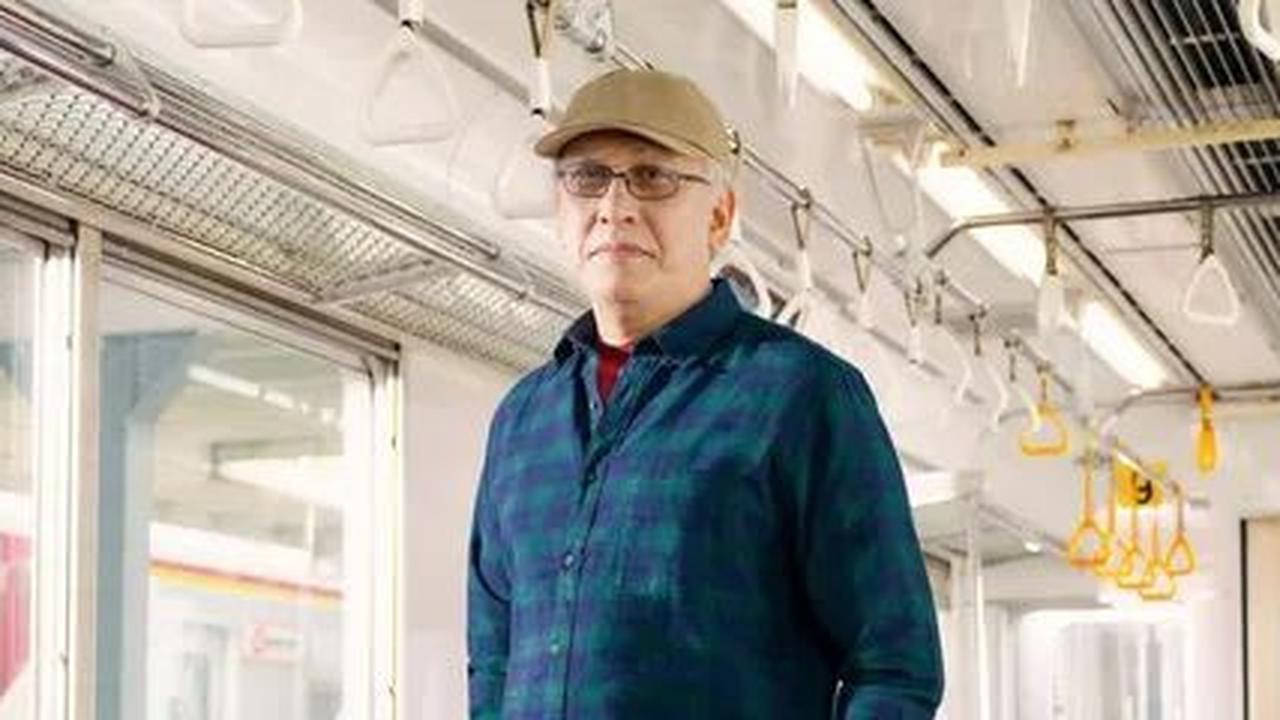 Meski sosoknya begitu populer dan dikenal luas, Iwan Fals tampil sederhana. Dia mengajak masyarakat untuk menyanyi bersamanya.