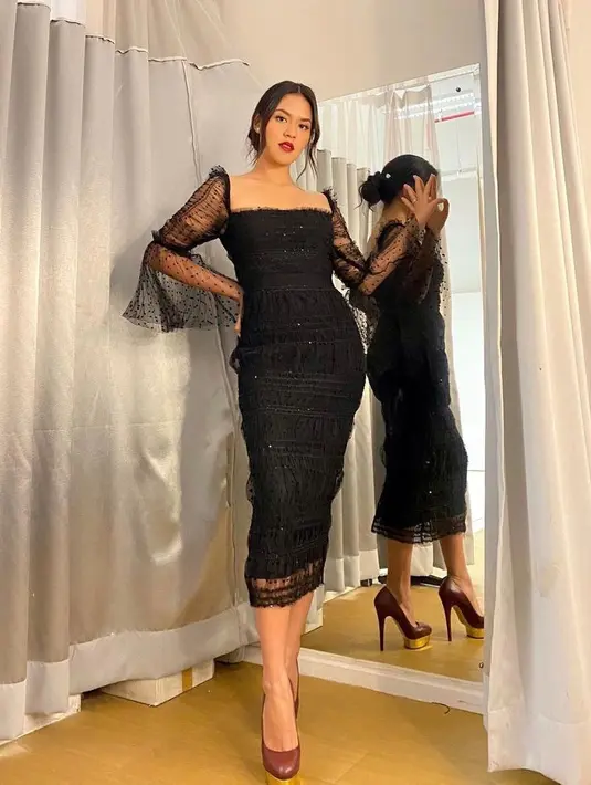Gaun midi dengan lengan flare transparan ini, pas untuk kamu yang ingin bergaya glamor ala tema Gatsby. (Instagram/raisa6690).