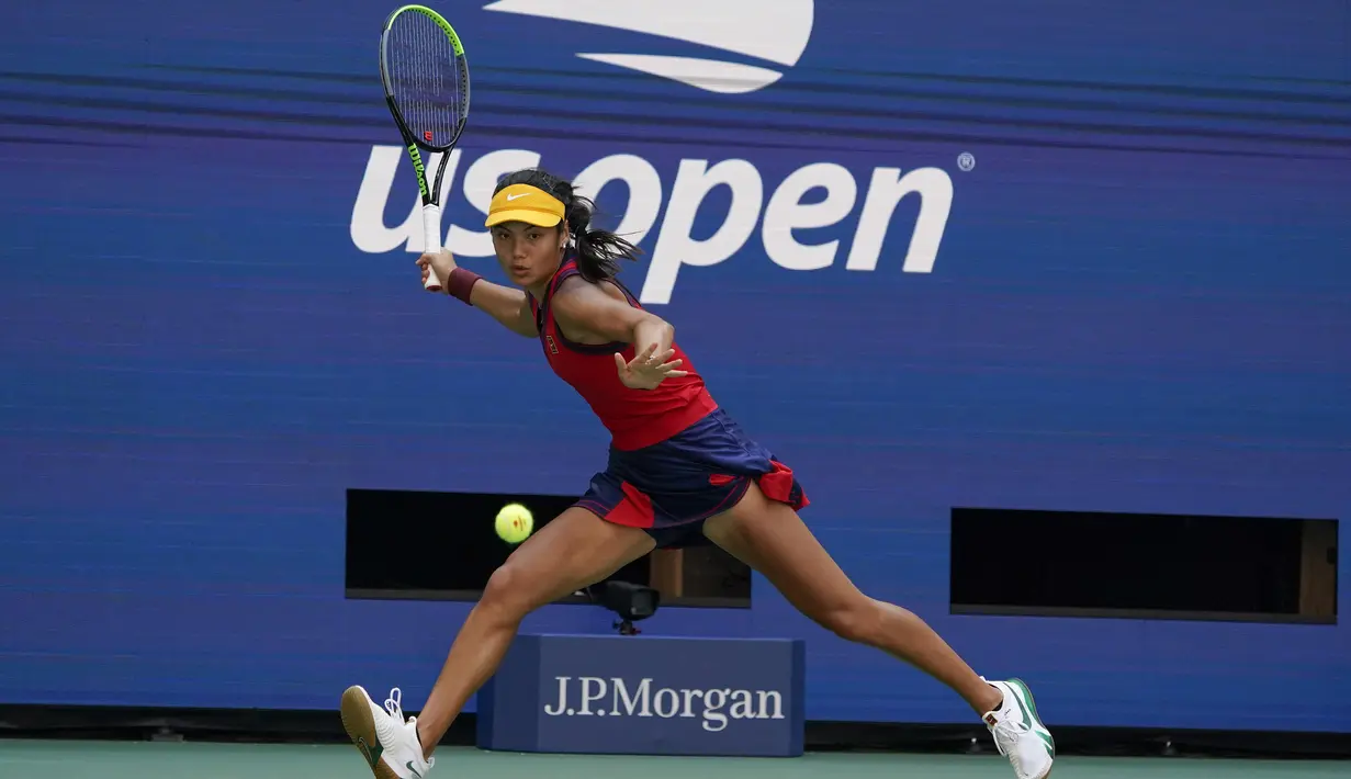 Petenis Inggris Raya, Emma Raducanu berusaha mengembalikan bola pukulan Belinda Bencic dari Swiss pada perempat final kejuaraan tenis AS Terbuka di Arthur Ashe Stadium, New York (8/9/2021). Petenis remaja 18 tahun ini menang atas Belinda Bencic 6-3 6-4. (AP Photo/Elise Amendola)