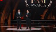 Managing Director Emtek, Sutanto Hartono (kiri) menerima apresiasi sebagai official broadcaster PSSI Awards 2026, yang diserahkan oleh Ketua PSSI, Erick Thohir di Studio 6 Emtek City, Jakarta Barat, pada Sabtu (28/3/2026) malam WIB. (Bola.com/Bagaskara Lazuardi)