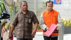 Tersangka jaksa di Kejari Surakarta, Satriawan Sulaksono tiba untuk pemeriksaan di gedung KPK, Jakarta, Rabu (25/9/2019). Satriawan diperiksa terkait kasus dugaan suap lelang proyek pada Dinas Pekerjaan Umum, Perumahan, dan Kawasan Permukiman (PUPKP) Kota Yogyakarta TA 2019. (merdeka.com/Dwi Narwoko