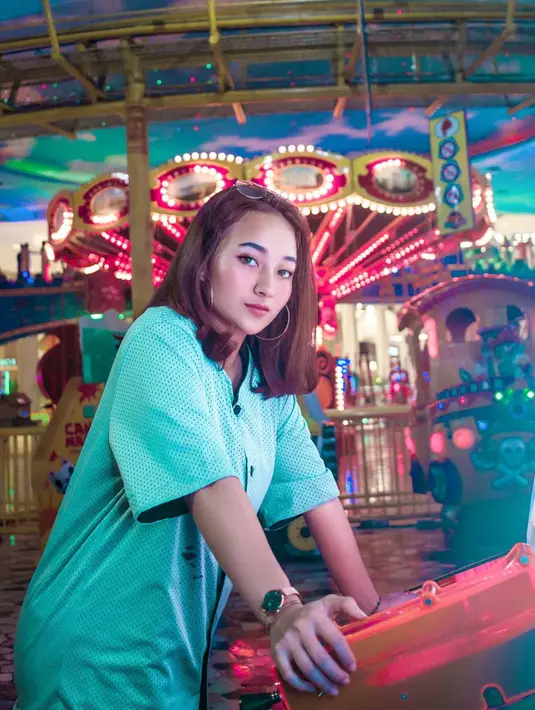 Sering tampil berani dengan bared face, terkadang Naomi juga suka mengaplikasikan makeup sederhana. Selain blouse wanita 22 tahun ini juga sangat suka mengenakan kemeja  motif yang menggemaskan.(Liputan6.com/IG/@naonomnom)