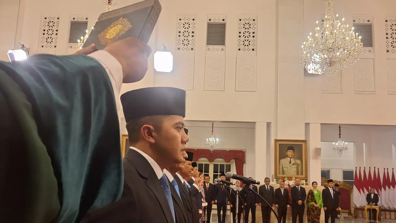 Presiden Prabowo Subianto melantik Mayor Teddy Indra Wijaya sebagai Sekretaris Kabinet di Istana Negara Jakarta, Senin (21/10/2024). (Liputan6.com/Lizsa Egeham)