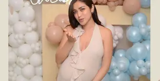 Jedar terlihat cantik dan glowing dalam balutan sleeveless dress warna nude. Detail ruffles dan high slit pada dress yang dikenakan Jedar membuat penampilannya kian menarik. (Instagram/inijedar).