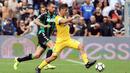 Aksi pemain Juventus, Paulo Dybala (kanan) melewati adangan pemain Sassuolo pada lanjutan Serie A di  Stadio Citta del Tricolore, Reggio Emilia, Italia (17/9/2017). Juventus menang 3-1.  (Elisabetta Baracchi/ANSA via AP)