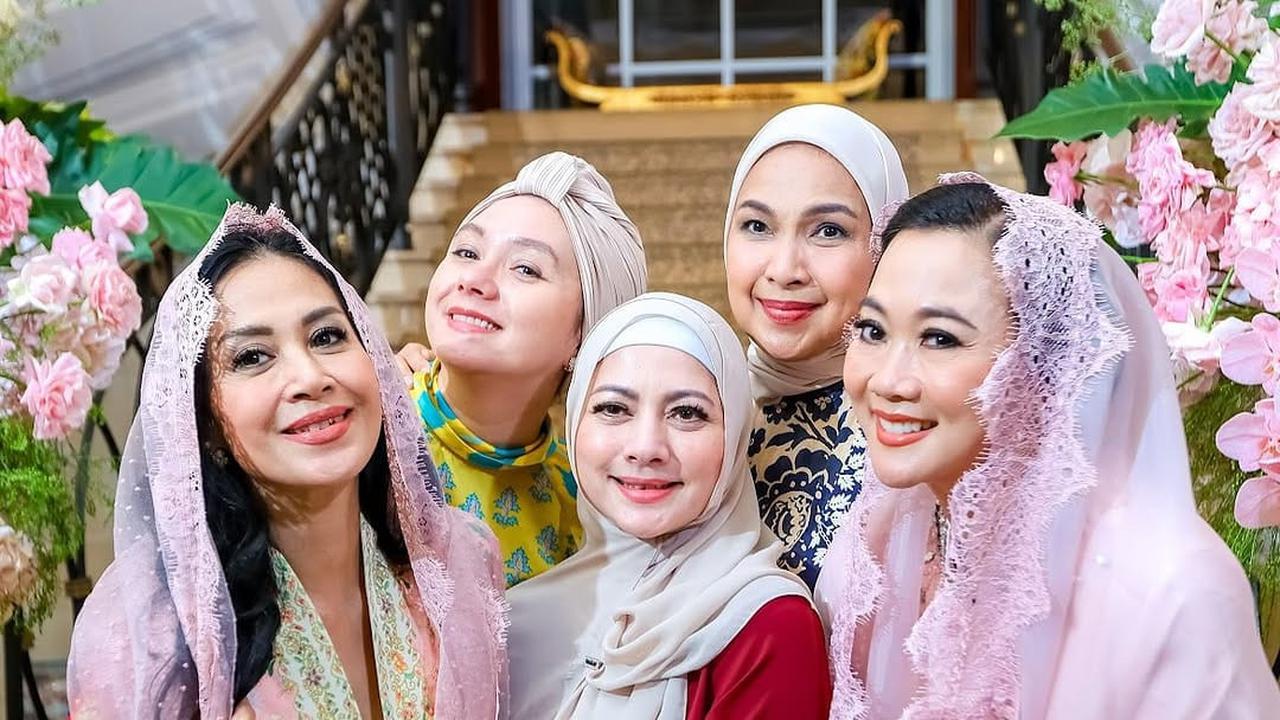 Potret Cantik Cut Keke Berhijab dan Berkumpul dengan Sahabat Sholeha