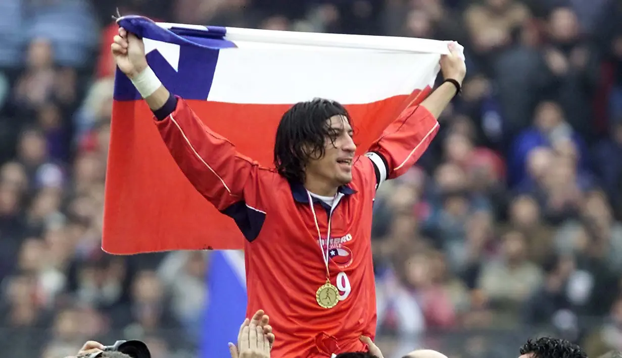 5. Ivan Zamorano (Cile) - Pada 2003 secara resmi pensiun dari Timnas. Tampil pada Piala Dunia 1998 di Prancis. Selama babak kualifikasi 1987-2001 mampu mencetak 17 gol dari 24 laga, dengan ratio 0,71 gol per-laga. (AFP/Matias Recart)