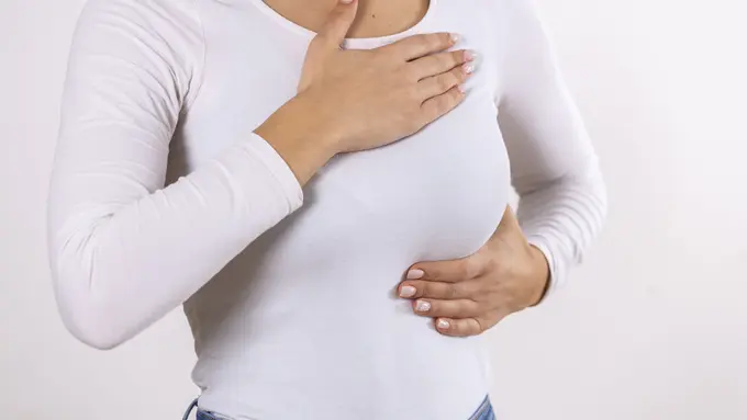 Faktor keturunan atau genetik memiliki peran signifikan dalam risiko terkena kanker payudara.