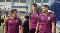 Egy Maulana Vikri berbincang dengan Sandy Walsh dan Elkan Baggott saat hendak berlatih bersama Timnas Indonesia di Bandung, Jumat (27/5/2022). Sandy Walsh turut dalam latihan dengan seizin Shin Tae-yong. (Bola.com/Erwin Snaz)