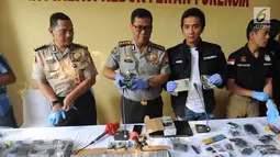 Kabid Humas Polda Metro Jaya Kombes Argo Yuwono menunjukkan barang bukti dari pelaku skimming WNA asal Bulgaria di RS Polri R Said Sukanto, Jakarta Timur, Kamis (5/4). Pelaku biasa beraksi di kota-kota besar di Indonesia. (Merdeka.com/Arie Basuki)