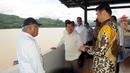 Wapres Jusuf Kalla (JK) saat meninjau Bendungan Bili-Bili usai banjir menerjang Gowa, Sulawesi Selatan, Minggu (27/1). JK didampingi Menteri PUPR Basuki Hadimuljono dan Mensos Agus Gumiwang. (Liputan6.com/Pool/Media Wapres)