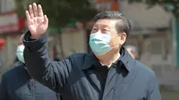 Presiden China Xi Jinping melambaikan tangan kepada warga yang dikarantina di rumah serta menyampaikan salam kepada mereka di sebuah area permukiman di Wuhan, 10 Maret 2020. Xi melakukan inspeksi terkait upaya pencegahan dan pengendalian wabah virus corona di Wuhan. (Xinhua/Xie Huanchi)