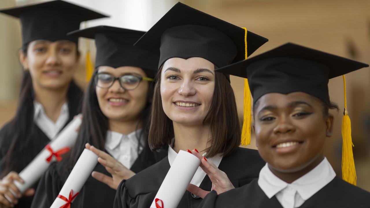 Perempuan Lulus Kuliah