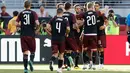 Pemain AC Milan merayakan gol yang dicetak oleh Andre Silva (kanan) selama pertandingan International Champions Cup melawan Barcelona di Levi's Stadium di Santa Clara, California (4/8). Milan menang tipis 1-0 atas Barcelona. (AFP Photo/Lachlan Cunningham)