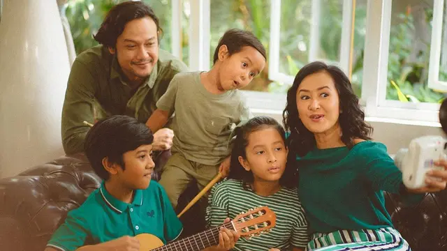 6 Potret Keluarga Dwi Sasono dan Widi Mulia, Selalu Kompak