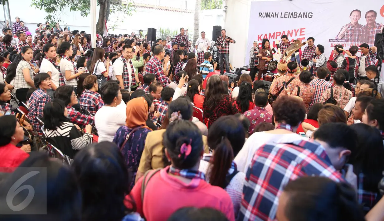Suasana kampanye rakyat di Rumah Lembang, Jakarta, Senin (28/11). Musisi dan artis turut meramaikan kampanye tersebut, di antaranya NEO, Sweet Martabak, Gading Marten, Tompi, Happy Salma, Cathy Sharon, dan J-Flow. (Liputan6.com/Immanuel Antonius)