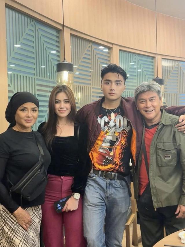 Potret Betharia Sonata dan keluarga (Sumber: Instagram/official.bethariasonata)